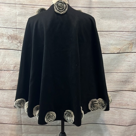 Black Cape Rex Rabbit Fur Rosettes No Sleeves One Size Elegant Roses - Picture 6 of 8